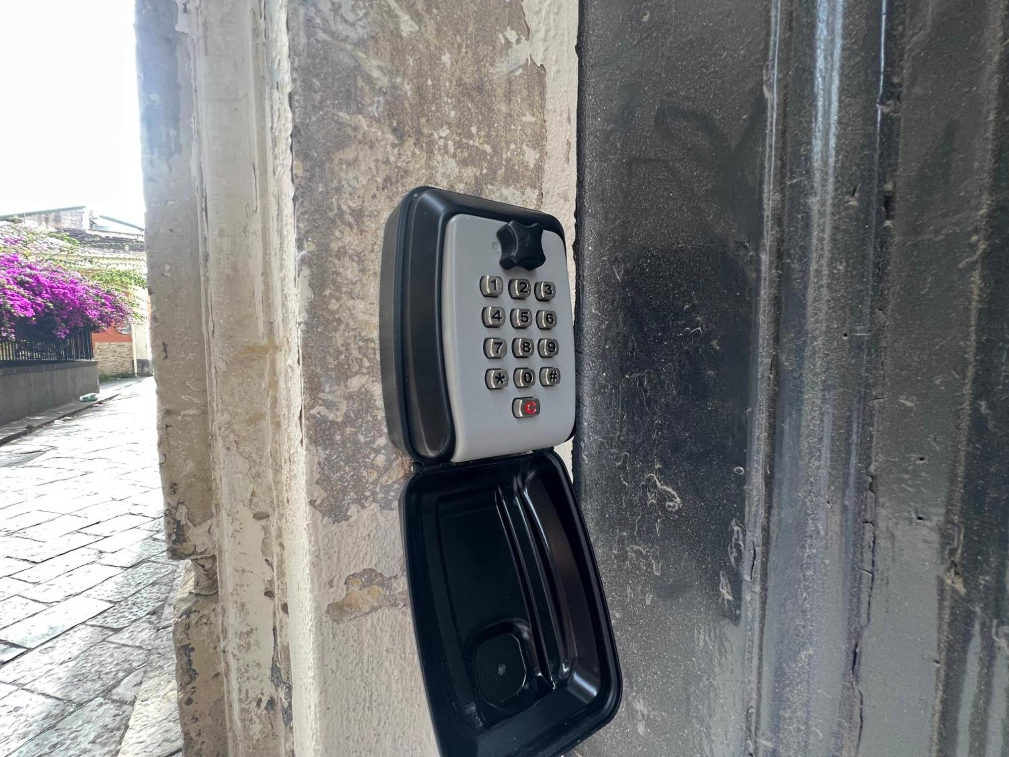 Leoscar Apartment In Catania Center Self Check-In Exterior photo